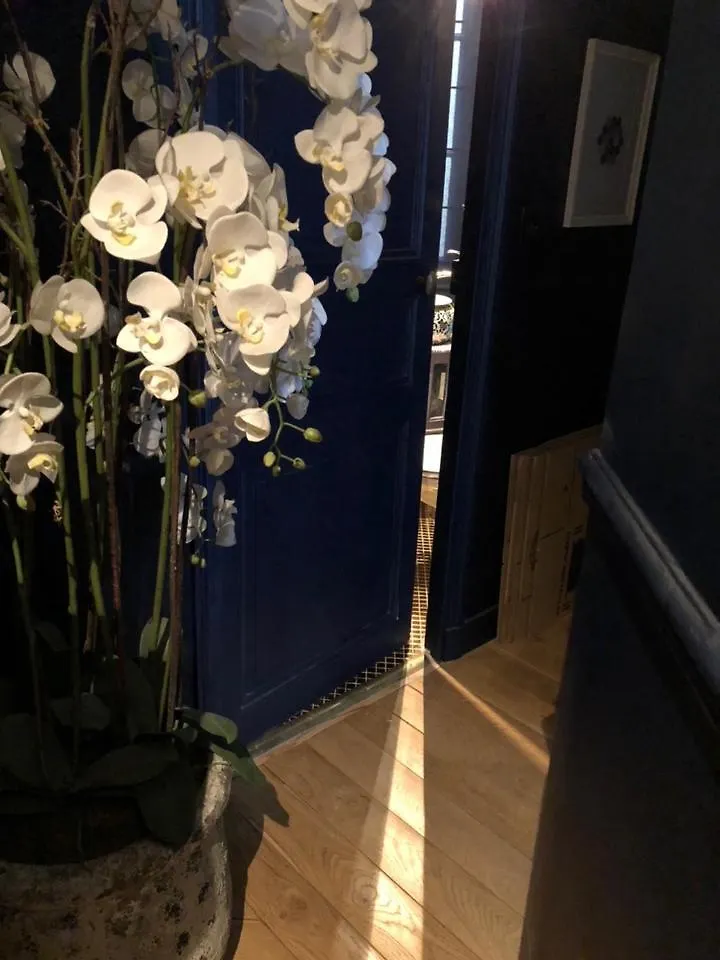Homestay Room B - Louvre Museum Paris France